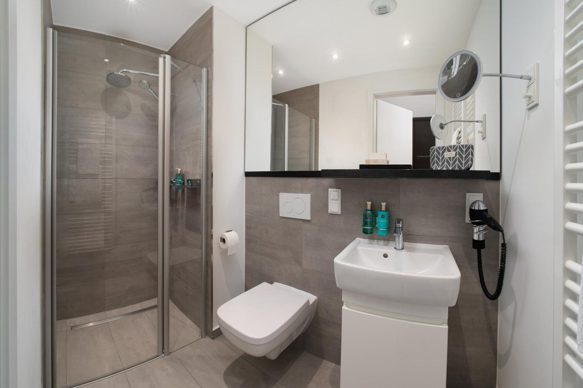 We Rooms Hotel Karben Bagian luar foto