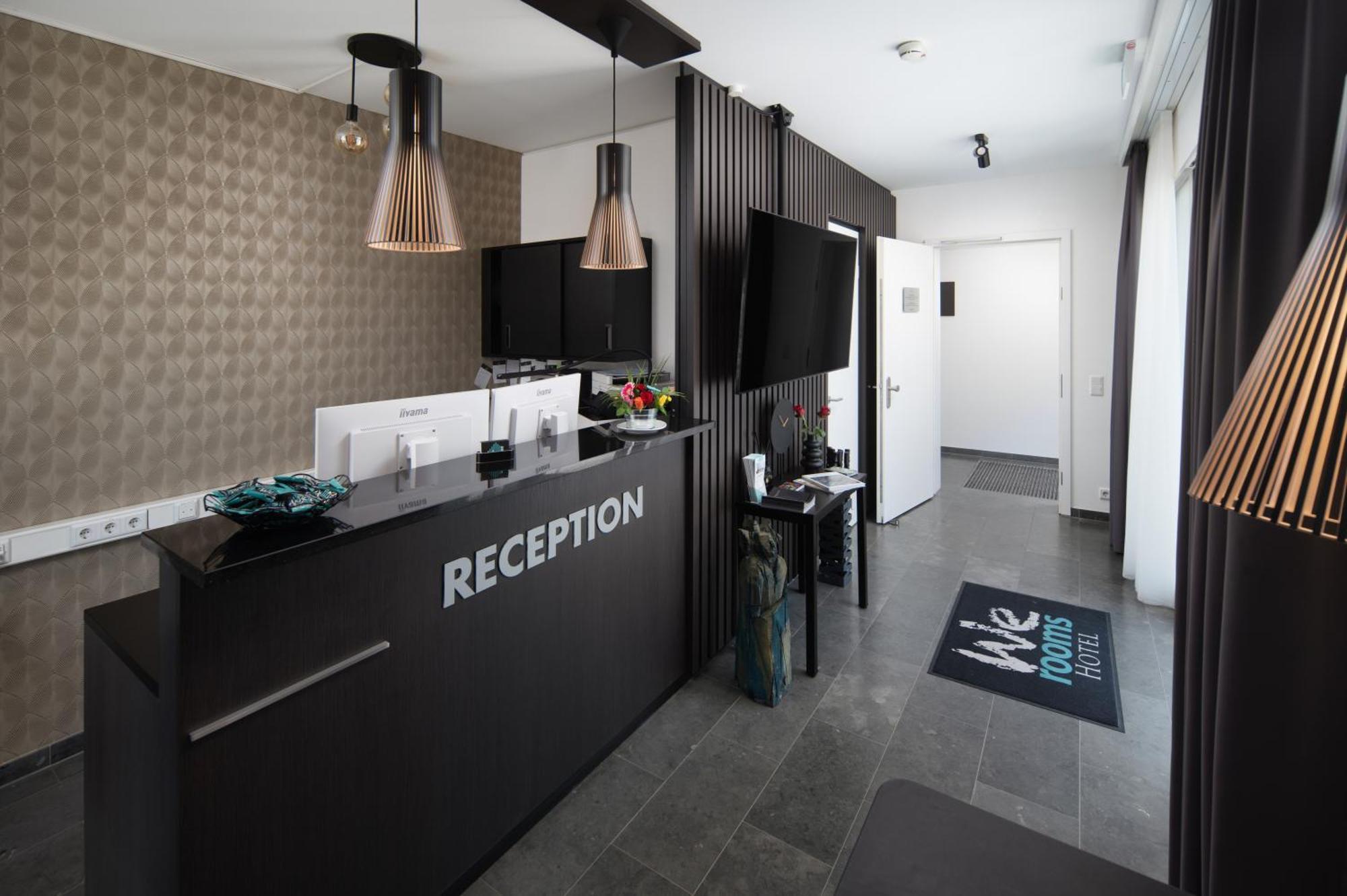 We Rooms Hotel Karben Bagian luar foto